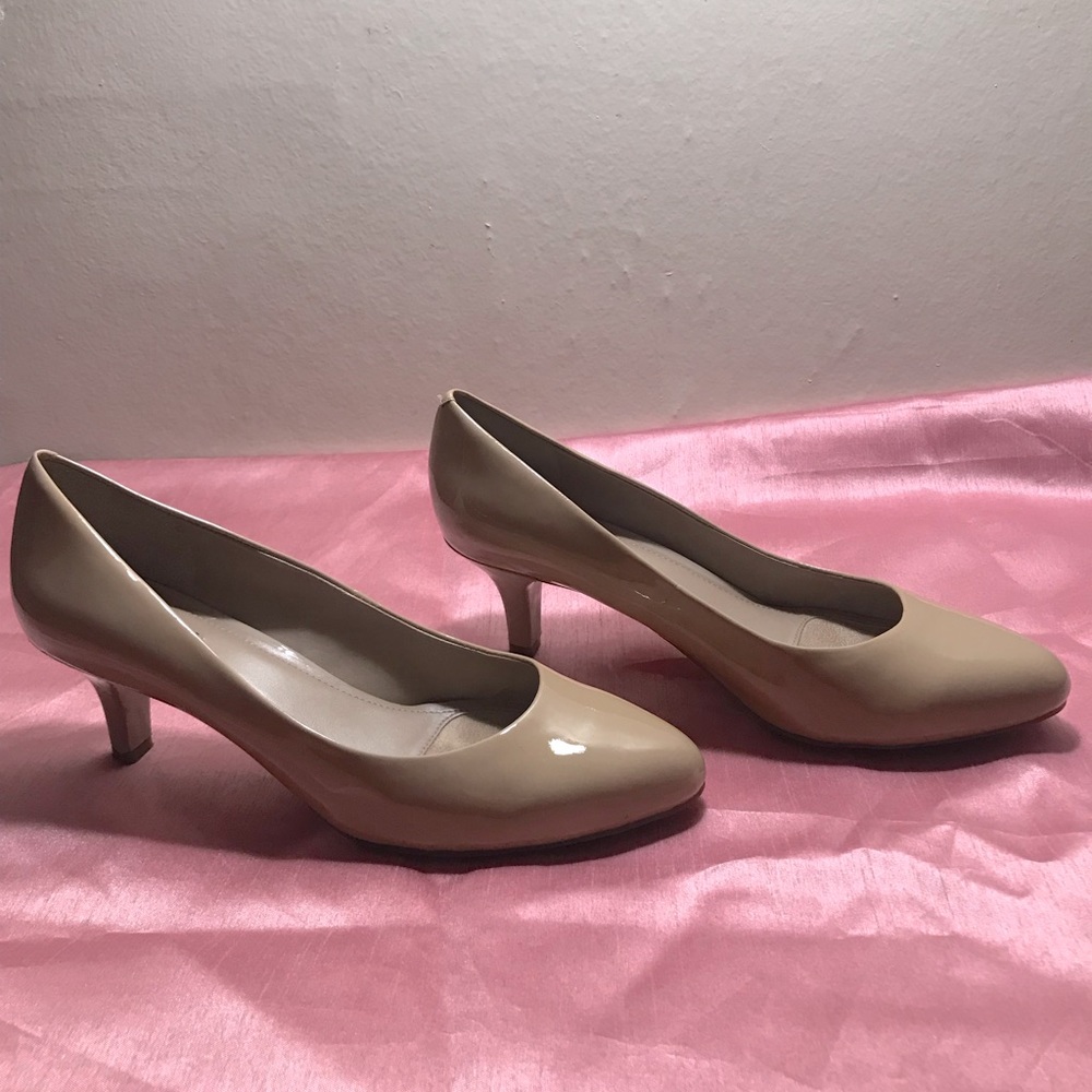 Heels color beige.